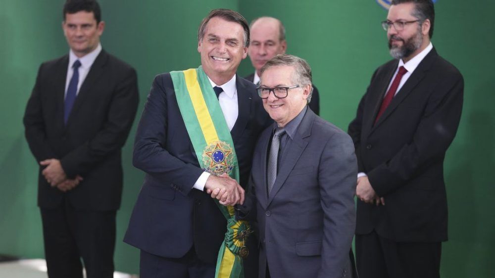 O presidente Jair Bolsonaro empossa o ministro da Educação, Ricardo Vélez Rodríguez, durante cerimônia de nomeação dos ministros de Estado, no Palácio do Planalto.