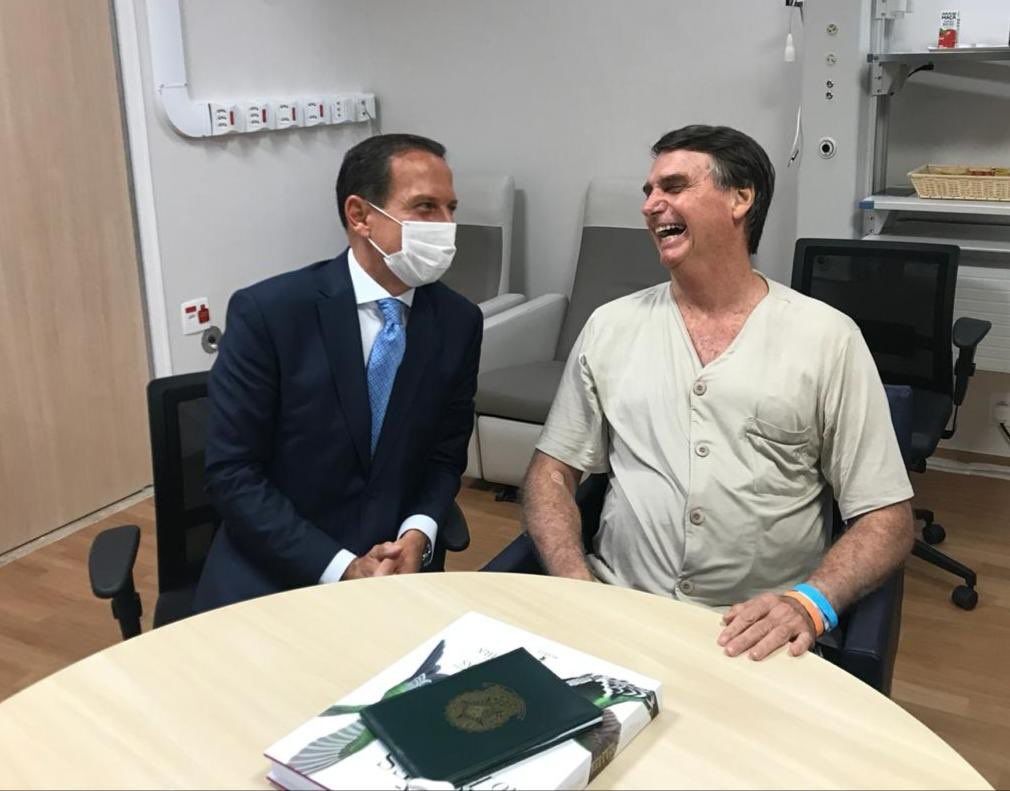 Bolsonaro recebe alta e deixa hospital após 17 dias de internação.