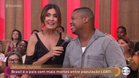 Fátima Bernardes parabenizou rapaz da plateia por revelação ao vivo no ‘Encontro’