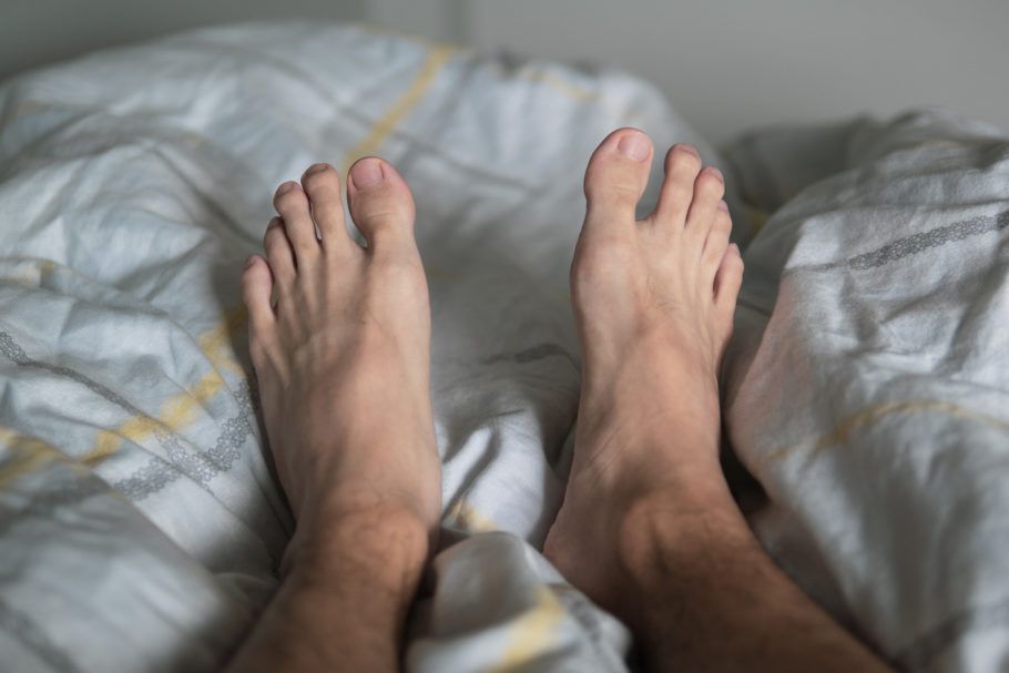 Com a  Síndrome das Pernas Inquietas, a pessoa sente vontade de mover as pernas logo depois de ir para a cama ou durante toda a noite