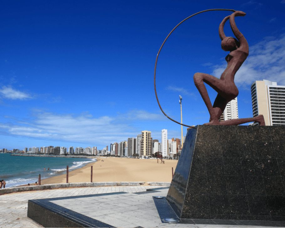 Em Fortaleza, as praias do Futuro e Iracema recebem shows e bloquinhos