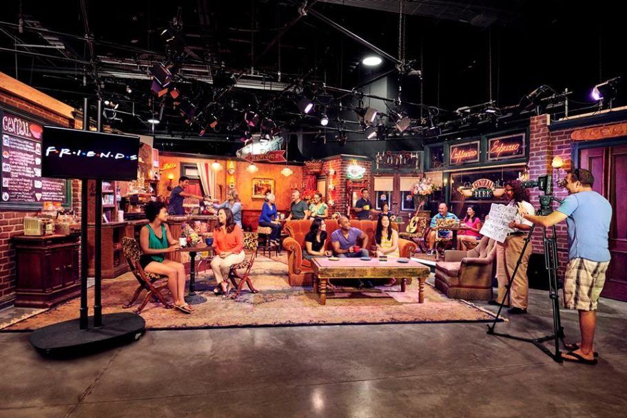 No tour pelos estúdios da Warner Bros, o visitante pode conhecer o cenário da série “Friends”