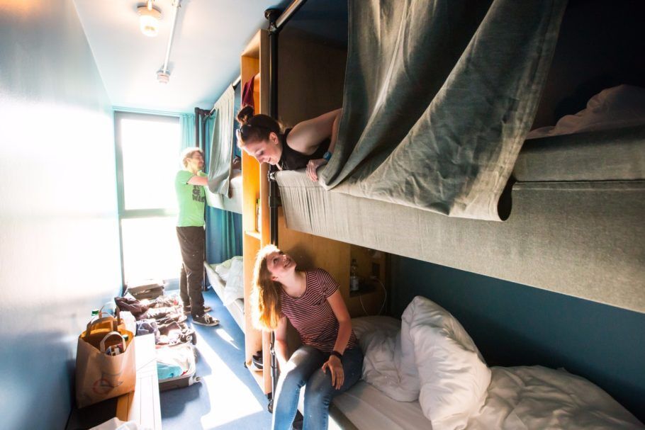 Os dormitórios abusam da iluminação natural no hostel em contêiner