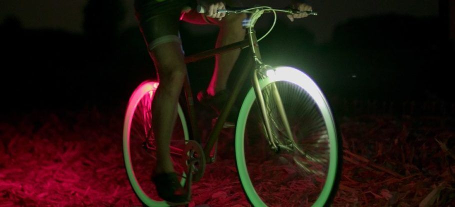 O sistema de iluminação para bicicleta opera a partir da geração de um campo magnético