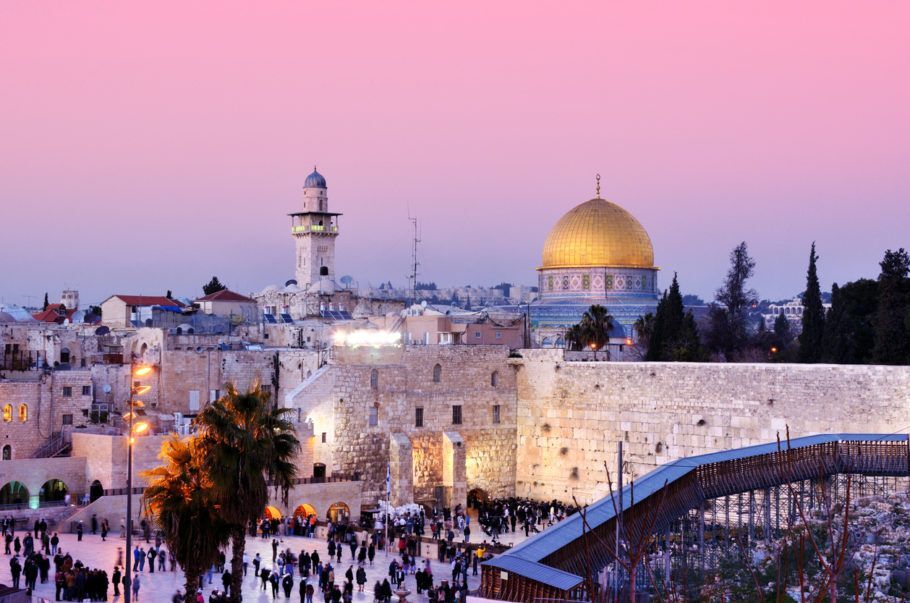 Vista do Muro das Lamentações com o Domo da Rocha à direita, em Jerusalém