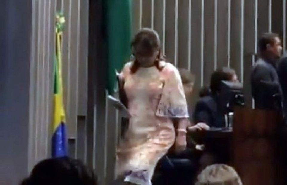 Kátia Abreu impede toma documentos de senador