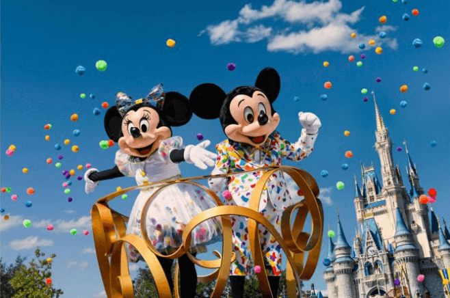 Os personagens Mickey e Minnie vão ganhar novas roupas e receber os visitantes juntos
