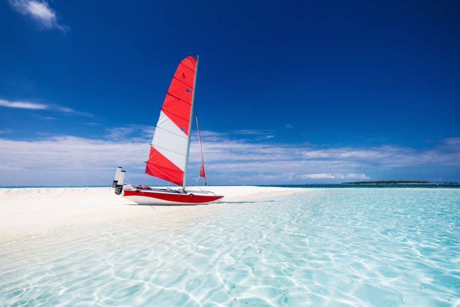 Tahiti tem praias de areias brancas e águas de múltiplas tonalidades de azul