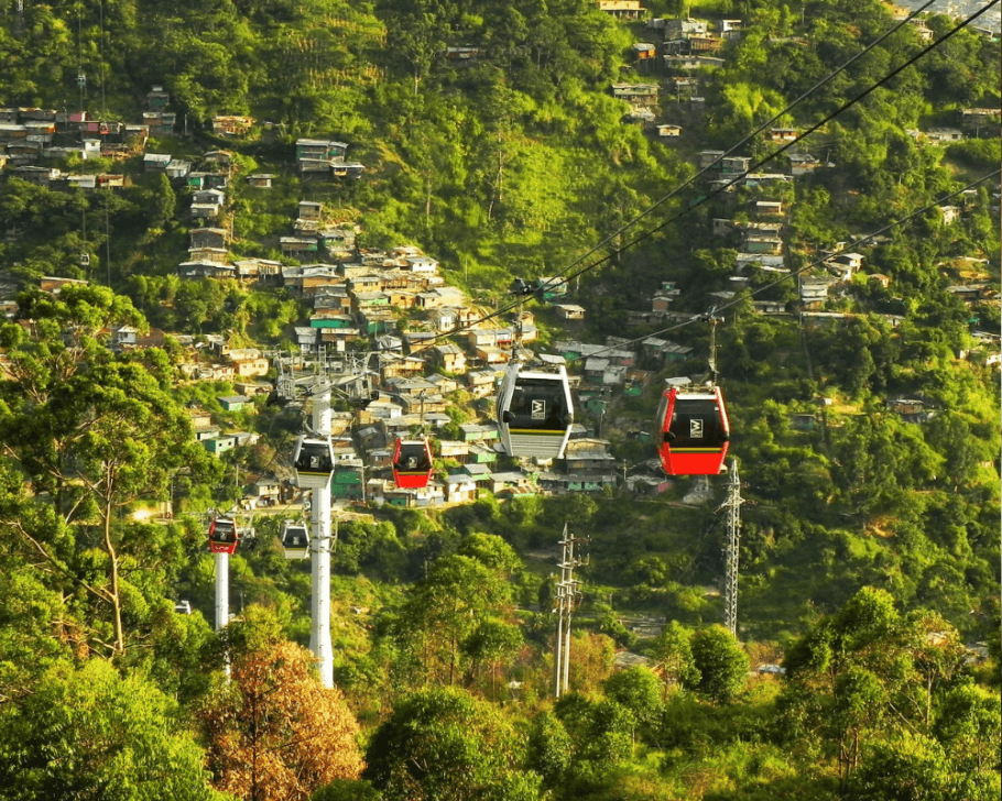 Medellín é hoje uma cidade moderninha e arborizada