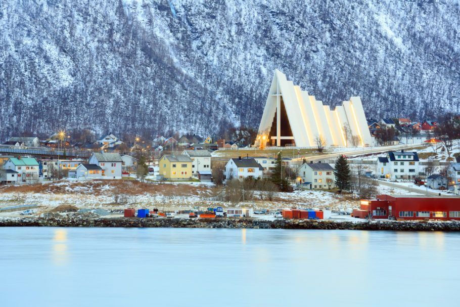 Vista da Catedral do Ártico na cidade de Tromsø