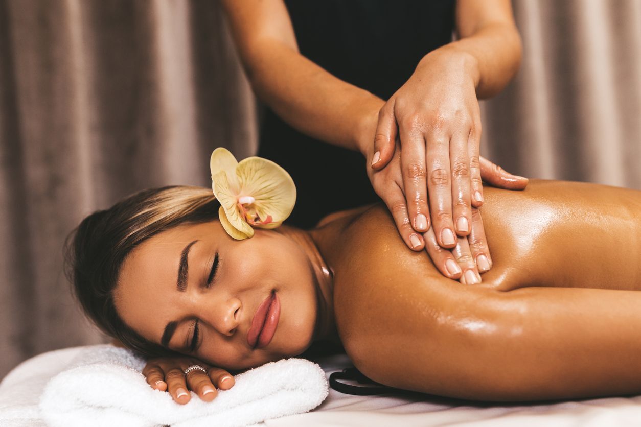 mulher sendo massageada