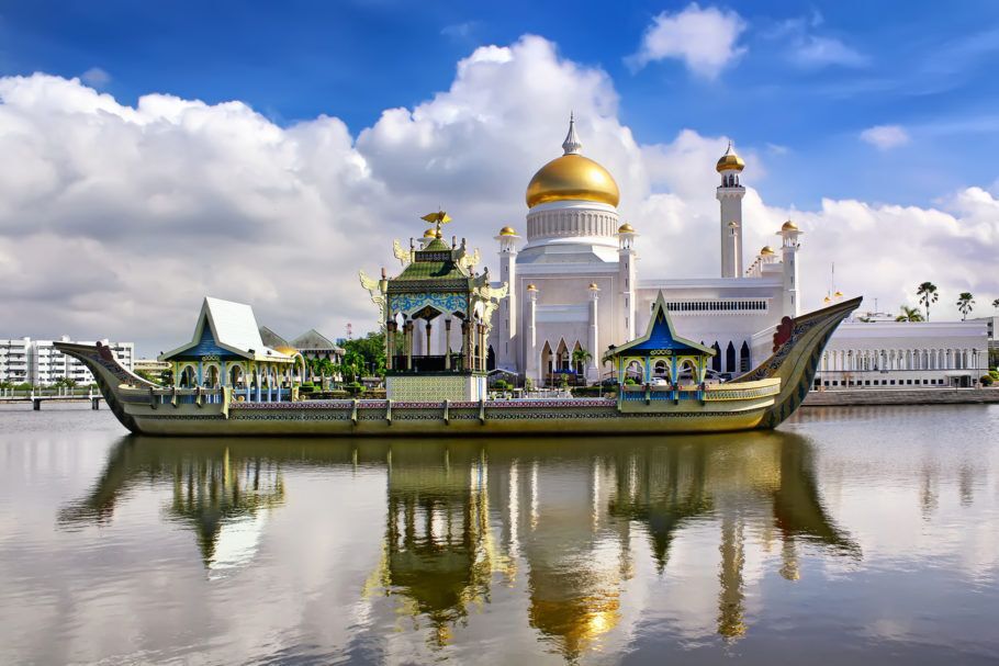 Mesquita do sultão Omar Ali Saifudding em Bandar Seri Begawan, no Brunei