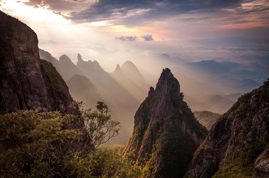 Formações rochosas e o pico Dedo de Deus ao fundo, no Parque Nacional da Serra dos Órgãos, Estado do Rio de Janeiro, Brasil