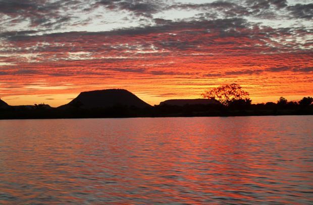 Pôr do sol no rio Tocantins, próximo a Carolina, no Maranhão