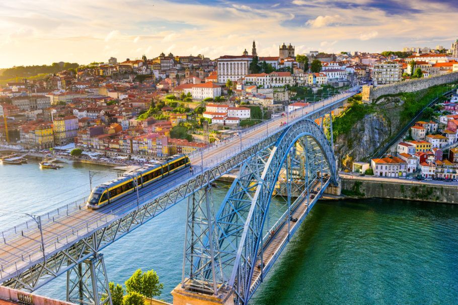 A Ponte de D. Luís 1, sobre o rio Douro, é um dos cartões-postais do Porto