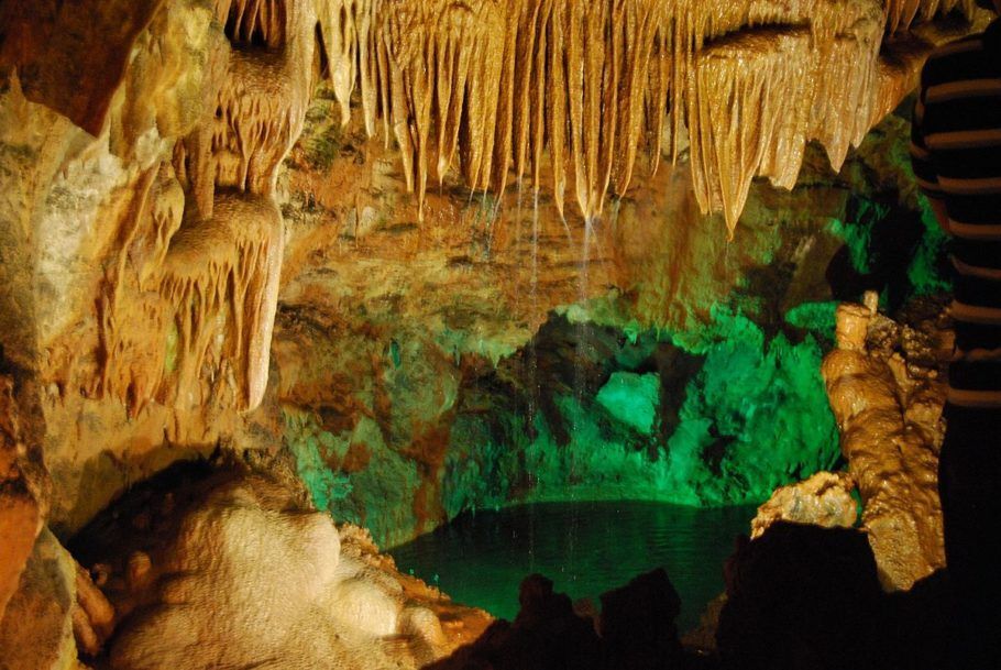 Vista do interior das grutas de Mira de Aire