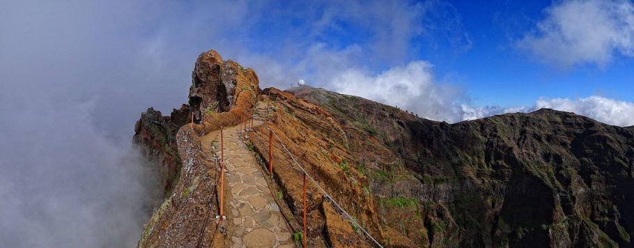 O pico é o marco divisório entre o concelho de Câmara de Lobos, Santana e Funchal
