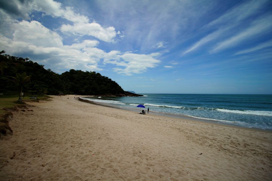 A praia da Jureia tem areais brancas e fofas, águas cristalinas, mar um pouco agitado, mas que permite o banho de mar