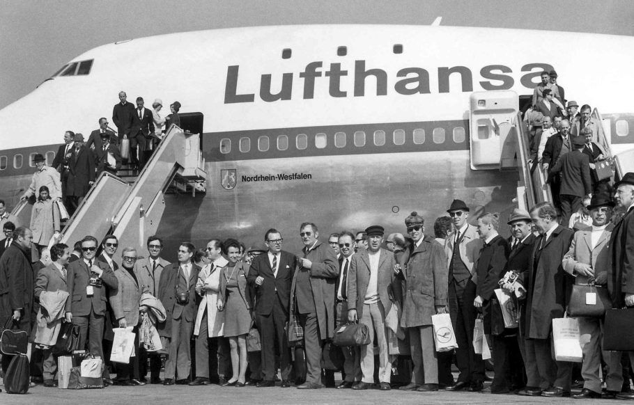 Passageiro do primeiro voo do Boeing 747-130 da Lufthansa posam para fotos no aeroporto JFK, em Nova York