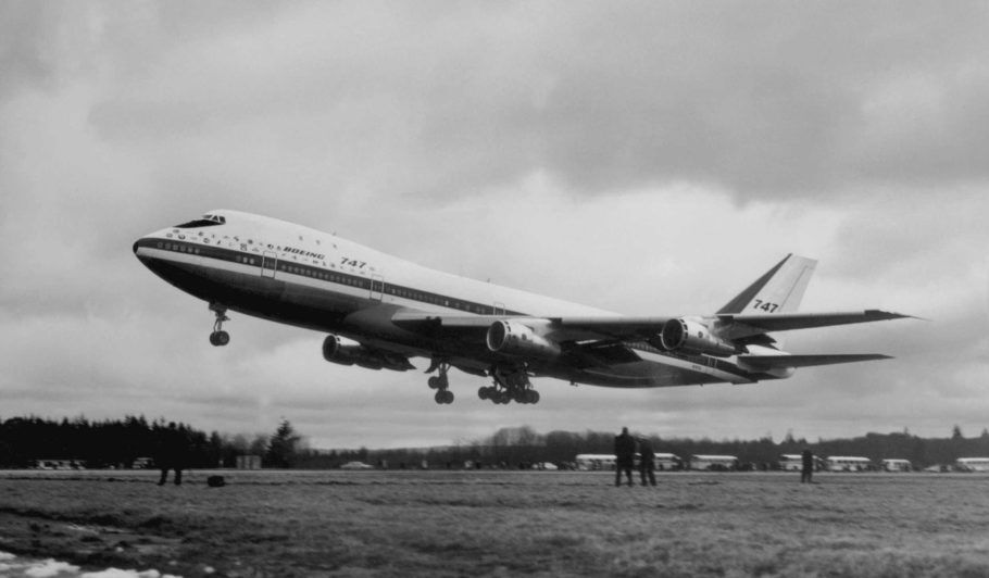 O Boeing 747 decola de Seattle (EUA) para o seu primeiro voo em 9 de fevereiro de 1969
