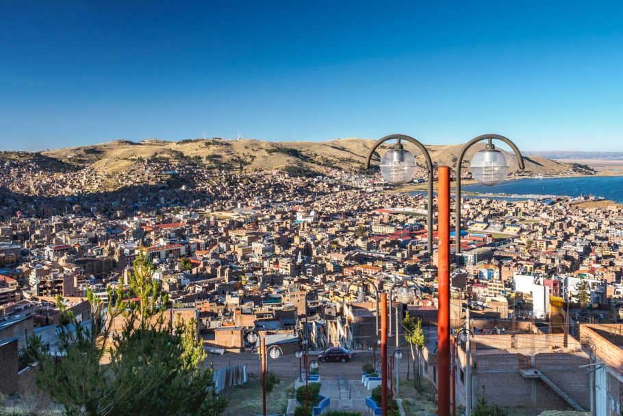 Vista panorâmica da cidade de Puno, no sul do Peru, vista do El Mirador Condor, com o lago Titicaca à dir.