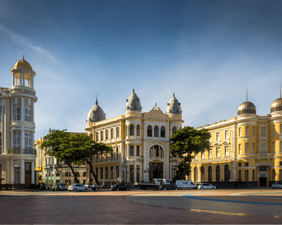 Recife mistura bairros históricos, maracatu, frevo e vista para o mar