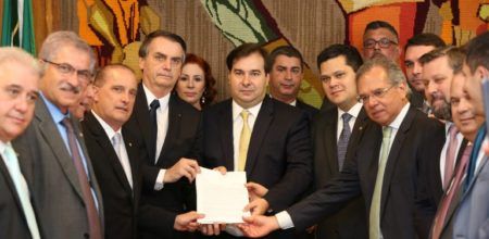 Bolsonaro entrega projeto da Nova Presidência aos presidentes do Congresso e do Senado