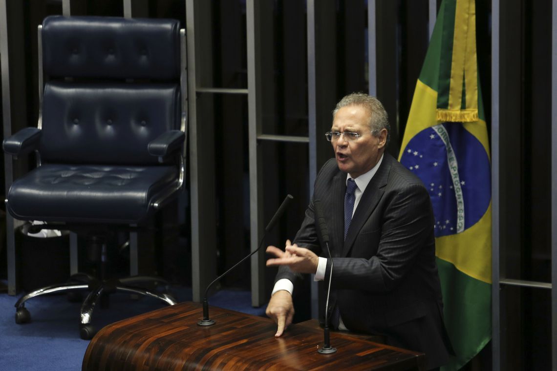 Senador Renan Calheiros anunciou desistência da sua candidatura e deixou o plenário