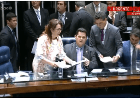 Houve briga entre senadores e Kátia Abreu (ao centro, de branco) tentou impedir a continuação da votação