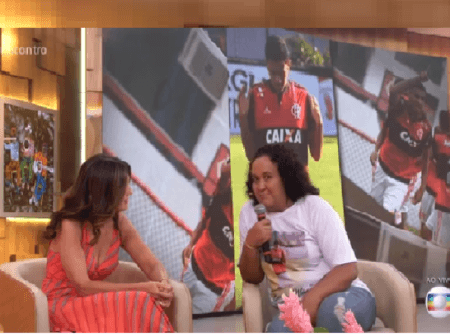 Marília Barros mãe do zagueiro Arthur Vinícius, morto no incêndio do CT do Flamengo, esteve hoje no programa Encontro, da Globo, e mostrou a homenagem que fez ao filho