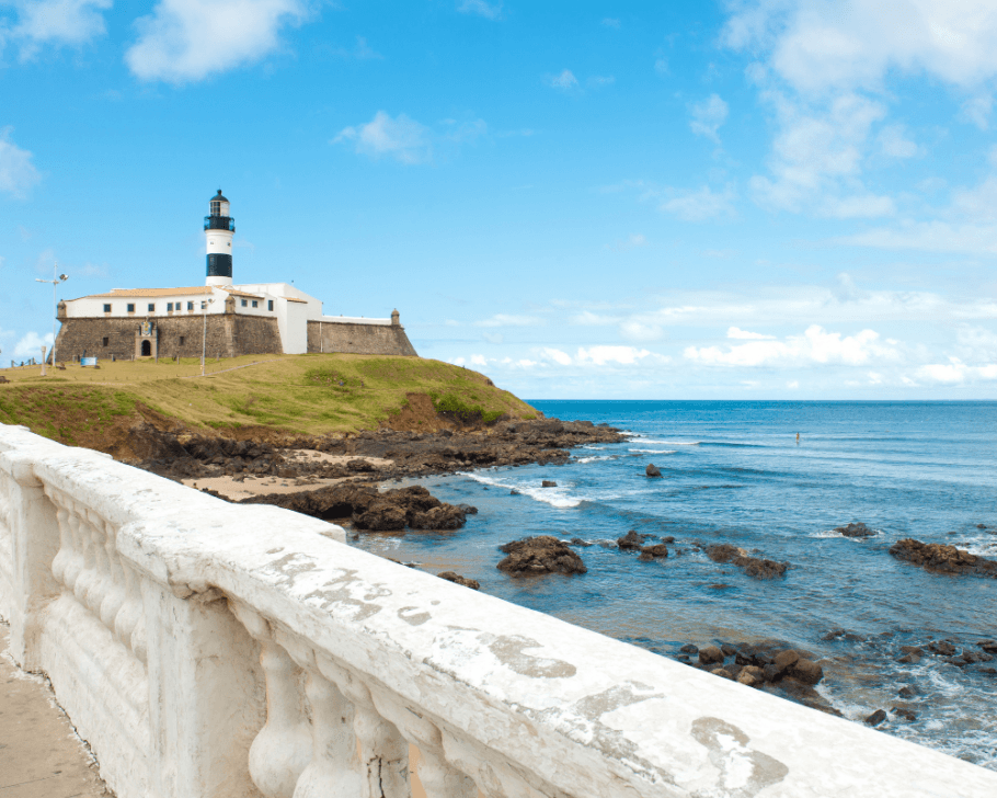 Em Salvador, vá preparado para a lotação máxima: o Farol da Barra é um dos pontos do circuito Barra-Ondina