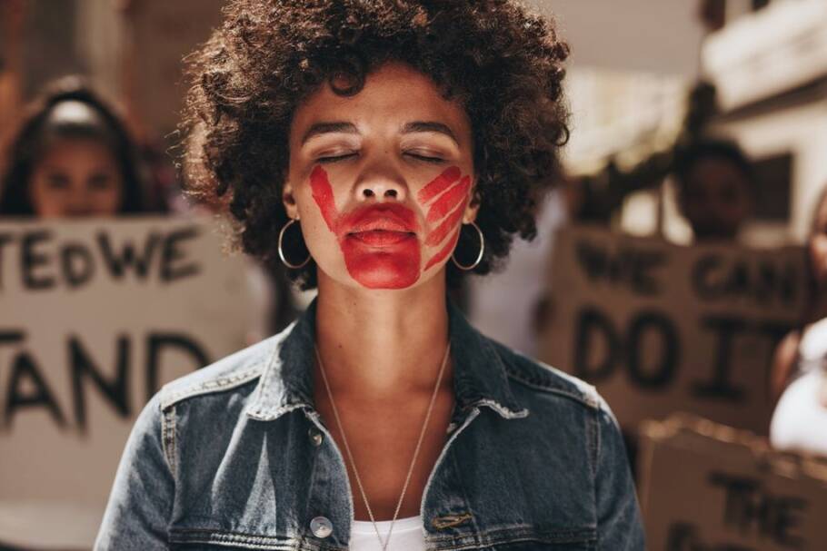 mulher calada pela violência