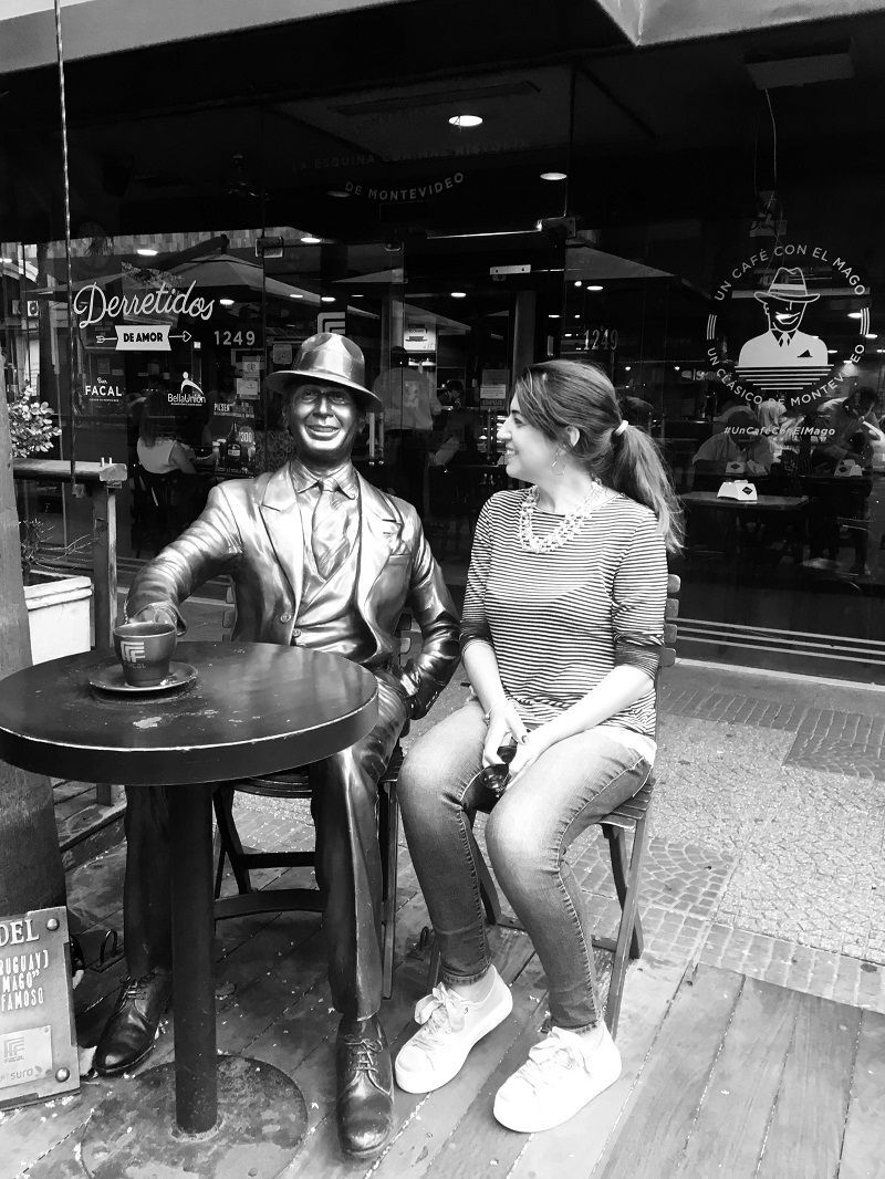 A estátua do cantor de tango Carlos Gardel em frente ao Bar Facal