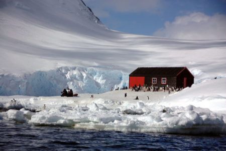 Vista da base científica de Porto Lockroy, na Antártica