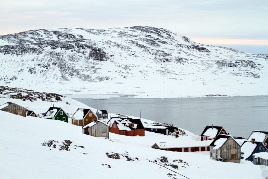 O vilarejo isolado de Ittoqqortoormiit, na Groenlândia, durante o inverno