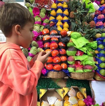 Muitas cores e sabores nas barracas de frutas do Mercadão de São Paulo