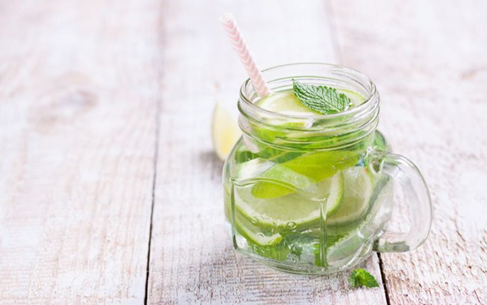 Água com limão ajuda a emagrecer ou é modismo?