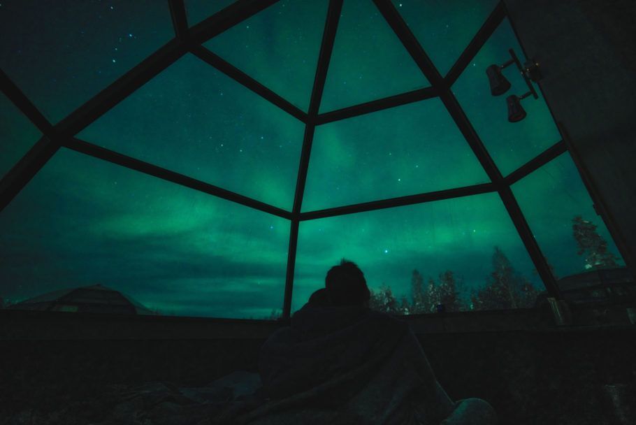 Aurora Boreal vista de dentro do hotel Igloo Village Kakslautannen, na Finlândia