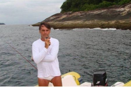 Foto feita pelo agente ambiental que multou Bolsonaro em 2012 por pescar dentro da Estação Ecológica de Tamoios, região de Angra dos Reis (RJ)