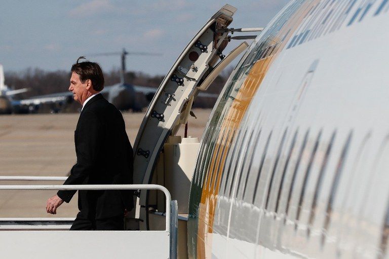 Presidente da República Jair Bolsonaro desembarca na Base Aérea de Andrews