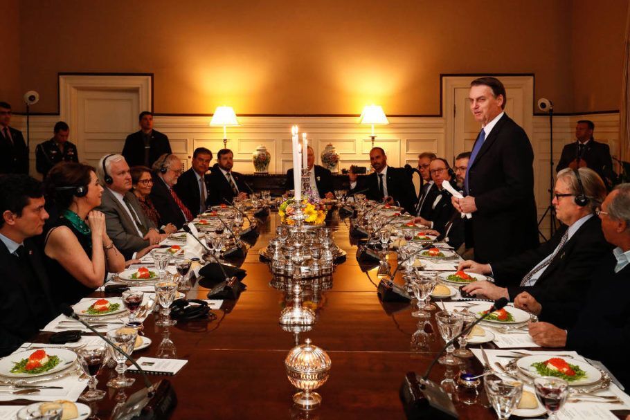 Jair Bolsonaro discursa durante jantar em Washington