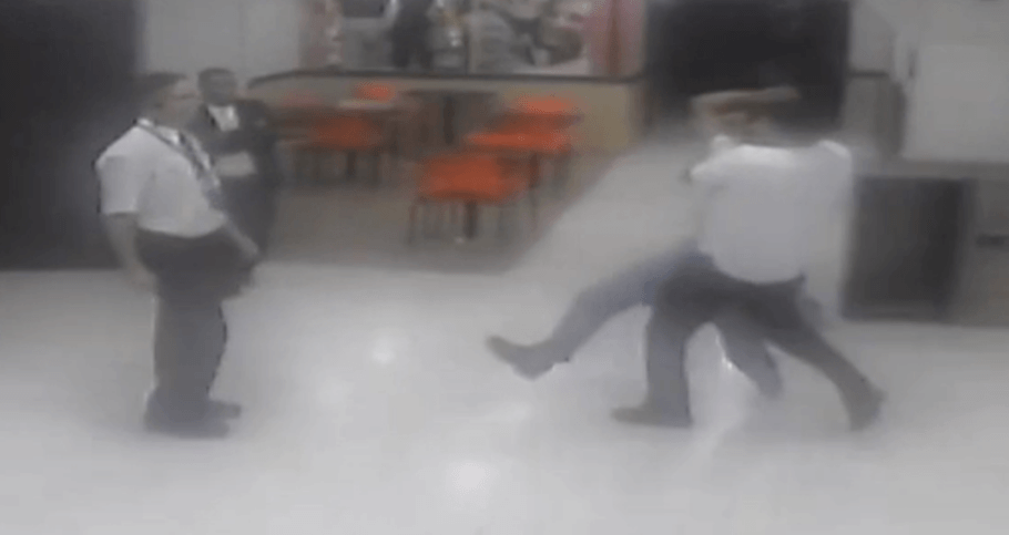 Cliente negro e com deficiência física é agredido por seguranças do Carrefour, em SP