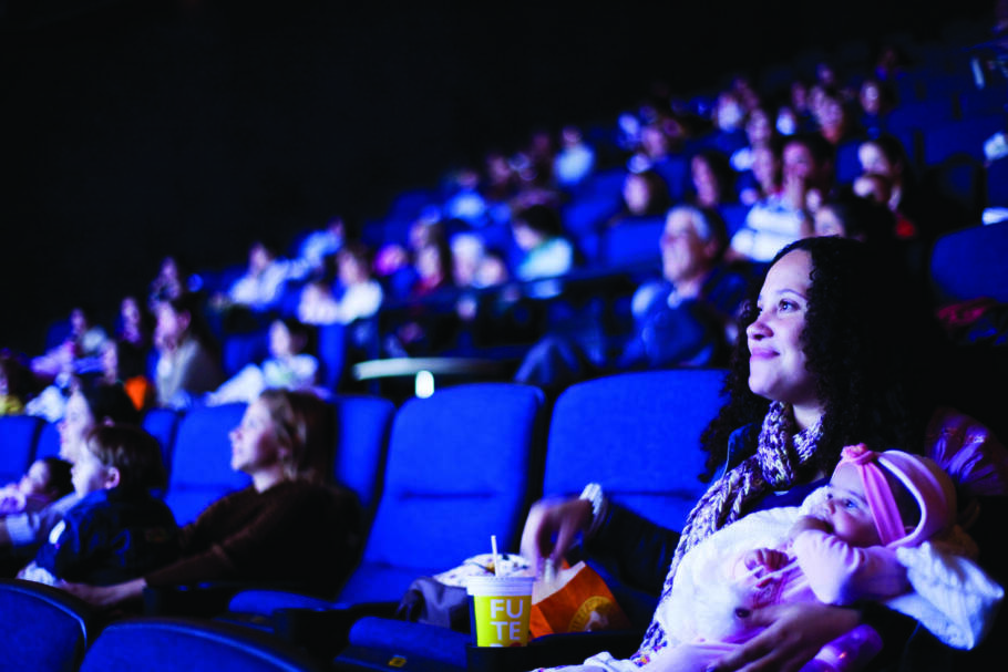 Mães e bebês assistindo à sessão do CineMaterna