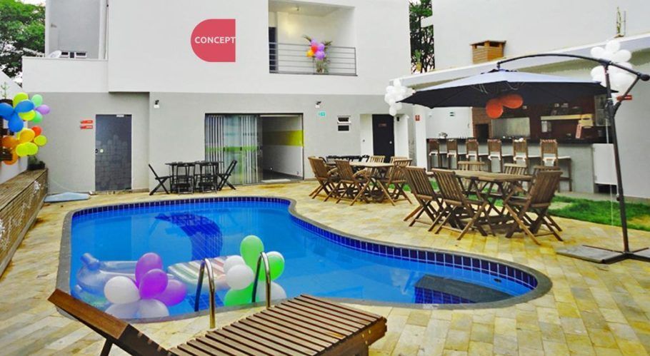 Área da piscina do Concept Design Hostel & Suítes, em Foz do Iguaçu