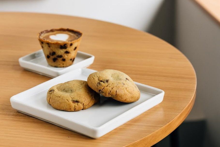 Café espresso é servido em um copinho feito de cookie