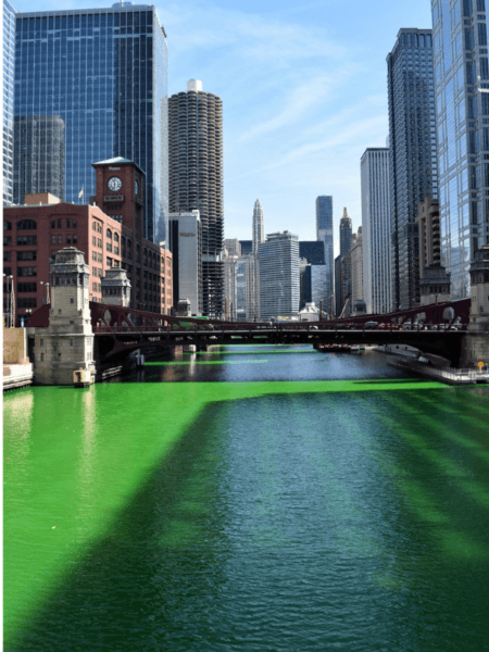 Em Chicago, até o rio fica verde no Dia de São Patrício
