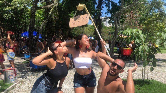 Fantasia de golden shower explode nos bloquinhos de Carnaval após post de Bolsonaro