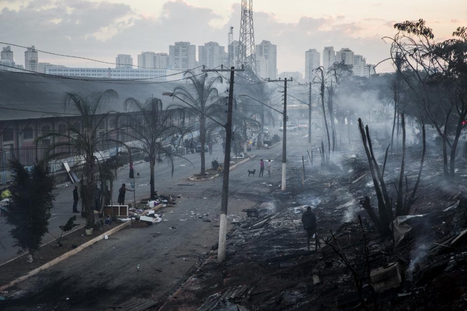 Incêndio destrói Favela do Cimento na Mooca, zona leste de São Paulo
