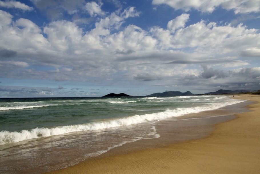 Vista da praia do Campenche, em Florianópolis; cidade tem o melhor custo-benefício para quem quer casar em maio