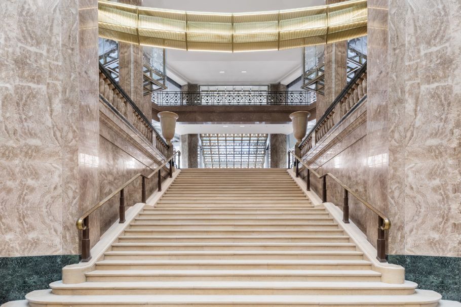 Com 6.500 m2 de área comercial e localizada no número 60 da mais famosa avenida de Paris, a nova loja ocupa prédio art déco dos anos 30 e inova com conceito de atendimento